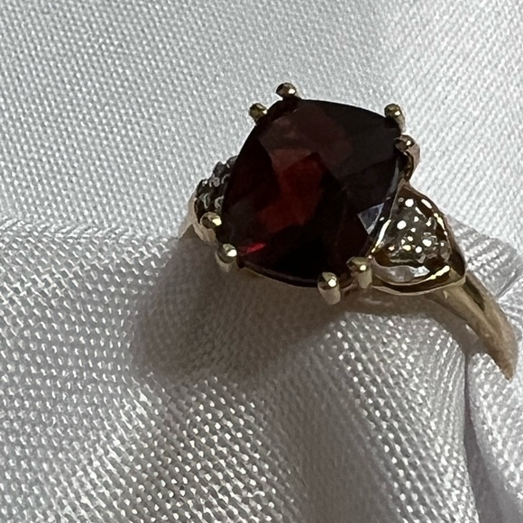 10K YELLOW GOLD GARNET AND DIAMOND RING - Picture 7 of 16